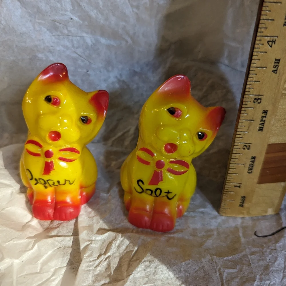 Vintage cat salt and pepper